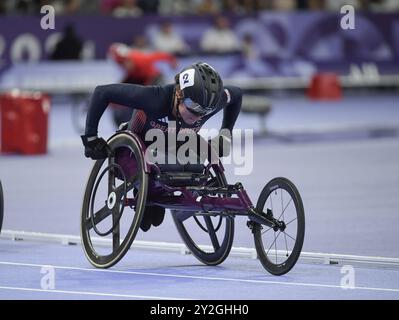 Fabienne Andre della Gran Bretagna gareggia nei 800m T34 femminili ai Giochi Paralimpici estivi di Parigi 2024 allo Stade de France il 7 settembre 2024 Foto Stock