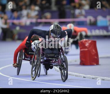 Fabienne Andre della Gran Bretagna gareggia nei 800m T34 femminili ai Giochi Paralimpici estivi di Parigi 2024 allo Stade de France il 7 settembre 2024 Foto Stock