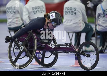 Fabienne Andre della Gran Bretagna gareggia nei 800m T34 femminili ai Giochi Paralimpici estivi di Parigi 2024 allo Stade de France il 7 settembre 2024 Foto Stock