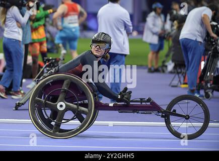 Fabienne Andre della Gran Bretagna gareggia nei 800m T34 femminili ai Giochi Paralimpici estivi di Parigi 2024 allo Stade de France il 7 settembre 2024 Foto Stock