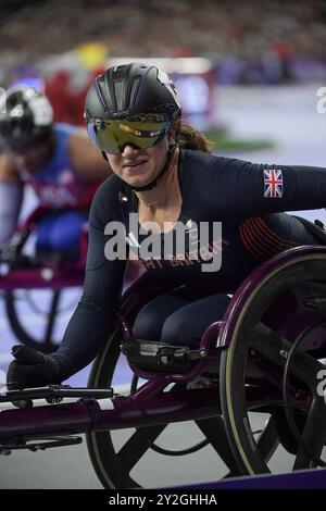 Fabienne Andre della Gran Bretagna gareggia nei 800m T34 femminili ai Giochi Paralimpici estivi di Parigi 2024 allo Stade de France il 7 settembre 2024 Foto Stock