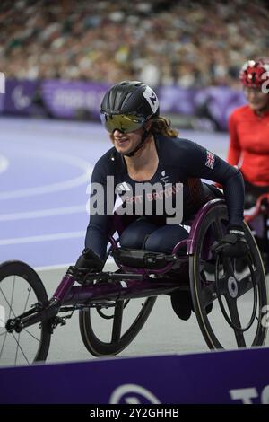 Fabienne Andre della Gran Bretagna gareggia nei 800m T34 femminili ai Giochi Paralimpici estivi di Parigi 2024 allo Stade de France il 7 settembre 2024 Foto Stock