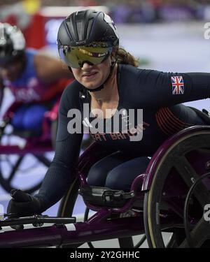 Fabienne Andre della Gran Bretagna gareggia nei 800m T34 femminili ai Giochi Paralimpici estivi di Parigi 2024 allo Stade de France il 7 settembre 2024 Foto Stock