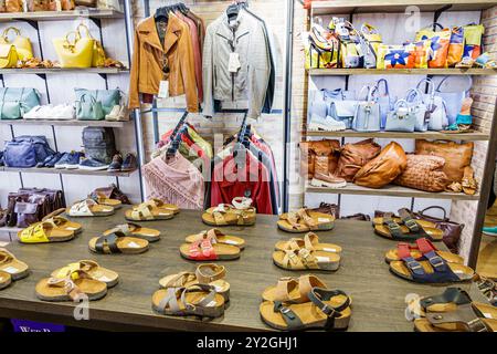 Roma Italia,via della Croce,Florence Moon Pelletteria,fabbrica di pelletteria,borse da donna,interni,vendita espositori,scarpe sandali jack Foto Stock