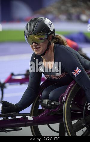 Fabienne Andre della Gran Bretagna gareggia nei 800m T34 femminili ai Giochi Paralimpici estivi di Parigi 2024 allo Stade de France il 7 settembre 2024 Foto Stock