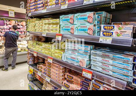 Roma, via del Pozzetto, Tigre Supermercado, supermercato, negozio di alimentari, scaffali, vendita di cibo, interno, lattine di tonno pinna gialla Consilia, Itali Foto Stock