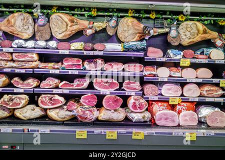 Roma, via del Pozzetto, Tigre Supermercado, supermercato, supermercato, negozio di alimentari, scaffali con vendita di cibo, interni, reparto carni, prosciutto Ital Foto Stock