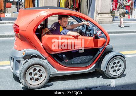 Roma Italia, via del Parlamento, Renault Twizy, microcar elettrica a due posti, auto, uomo alla guida, Europa italiana europea europea, i visitatori viaggiano verso Foto Stock