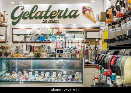 Napoli Italia, via Duomo, gelateria, negozio di gelateria, bancone interno, Italia Europa europea europea, tour in viaggio dei visitatori Foto Stock