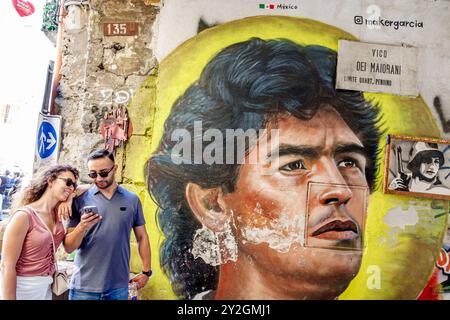 Napoli Italia, Vico Maiorani, Diego Maradona graffiti, stella del calcio, famoso giocatore, Italia Europa europea europea, i visitatori viaggiano trav Foto Stock