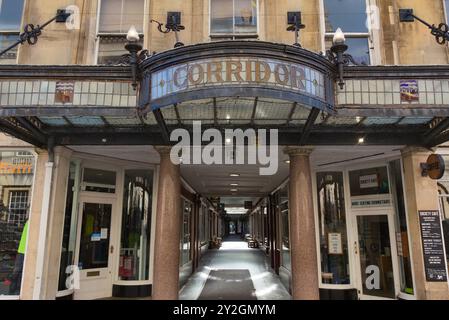 Il corridoio è uno dei più antichi al mondo, progettato dall'architetto Henry Goodridge e costruito nel 1825 a Bath, Somerset, in Inghilterra. Foto Stock