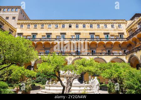 Napoli, via San Gregorio Armeno, Chiostro di San Gregorio Armeno, museo della chiesa cattolica, santuario del monastero del chiostro armeno, stile barocco Foto Stock