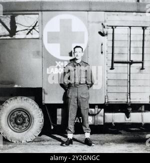 Un soldato britannico di fronte a un camion da laboratorio Bedford dell'esercito della seconda Armata durante la seconda guerra mondiale. Foto Stock