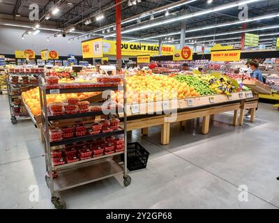 Toronto, ON, Canada - 23 agosto 2024: Vista al coperto del reparto prodotti nel negozio di alimentari No Frills in Canada. Foto Stock