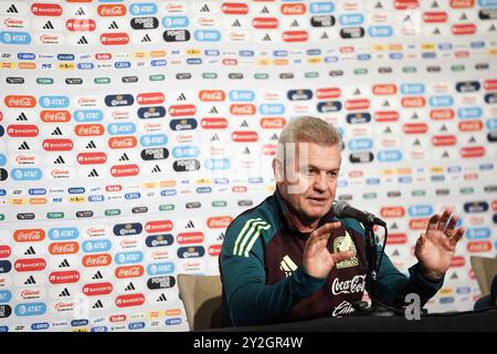 Arlington, Stati Uniti. 25 agosto 2024. Javier Aguirre capo allenatore della nazionale messicana di calcio risponde alle domande dei media durante la giornata dei media prima della partita contro il Team Canada all'AT&T Stadium. Il 9 settembre 2024 ad Arlington, Texas. (Foto di Javier Vicencio/Eyepix Group/Sipa USA) credito: SIPA USA/Alamy Live News Foto Stock