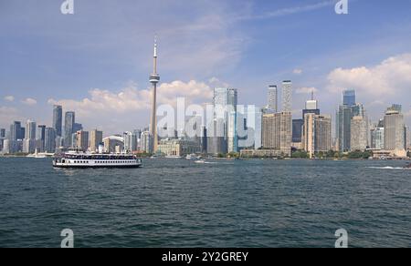 Skyline di Toronto e lago Ontario con traghetto in primo piano Foto Stock