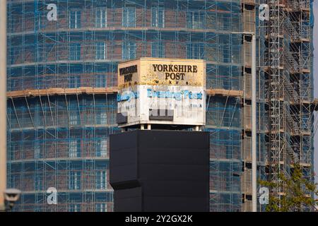 La restante torre dell'orologio nell'ex sito dello Yorkshire Evening Post nel centro di Leeds Foto Stock