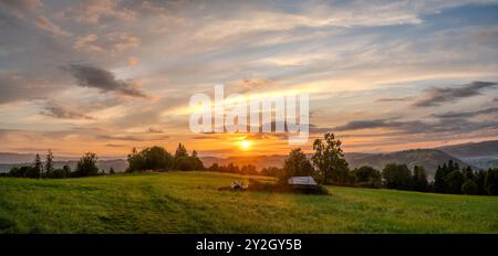 Splendida alba su un prato di montagna a Poska vicino alla località di Zakopane Foto Stock