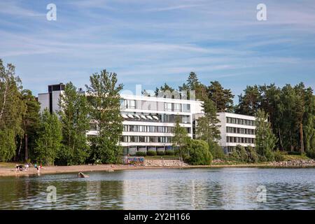 Hilton Helsinki Kalastajatorppa, un hotel sul mare vicino alla Baia di Laajalahti nel quartiere Munkkiniemi di Helsinki, Finlandia Foto Stock