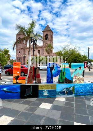 Il centro città di la Paz BCS Mexico. La cattedrale con il cartello colorato "LA PAZ". Foto Stock