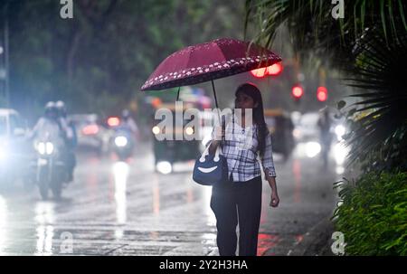 Nuova Delhi, India. 10 settembre 2024. NUOVA DELHI, INDIA - 10 SETTEMBRE: Pendolari che camminano durante la pioggia al KG Marg il 10 settembre 2024 a nuova Delhi, India. (Foto di Raj K Raj/Hindustan Times/Sipa USA) credito: SIPA USA/Alamy Live News Foto Stock