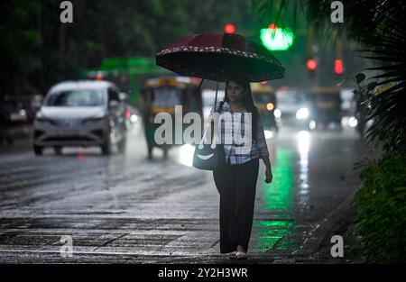 Nuova Delhi, India. 10 settembre 2024. NUOVA DELHI, INDIA - 10 SETTEMBRE: Pendolari che camminano durante la pioggia al KG Marg il 10 settembre 2024 a nuova Delhi, India. (Foto di Raj K Raj/Hindustan Times/Sipa USA) credito: SIPA USA/Alamy Live News Foto Stock