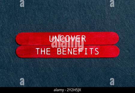 Scopri il messaggio sui vantaggi scritto su bastoncini di legno rossi su sfondo grigio in feltro. Concettuale scopri il simbolo dei vantaggi. Copia spazio. Foto Stock