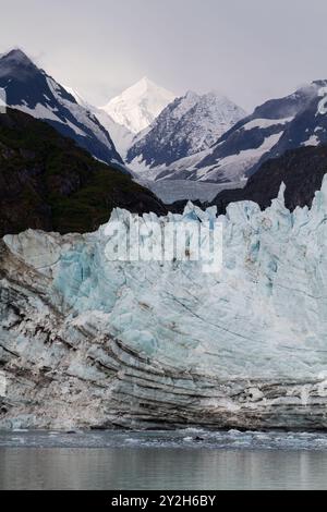 Una vista del ghiacciaio Margerie contro il Fairweather Range nel Glacier Bay National Park and Preserve, USA. Foto Stock