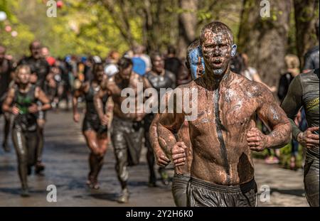 Gothenburg, Svezia - aprile 26 2014: Partecipanti alla dura gara Viking Obstacle a Slottsskogen. Foto Stock