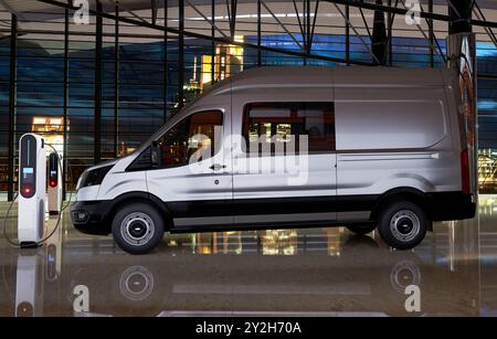 Furgone elettrico Ford e-Transit Foto Stock