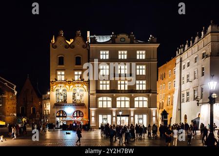 Notte vecchia area commerciale di Cracovia nelle luci dei lampioni. La vecchia Europa. Foto Stock