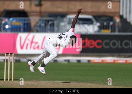 Il bowling Anderson Phillip del Lancashire durante la partita del Vitality County Championship tra il Durham Cricket e il Lancashire al Seat Unique Riverside, Chester le Street, martedì 10 settembre 2024. (Foto: Mark Fletcher | mi News) crediti: MI News & Sport /Alamy Live News Foto Stock