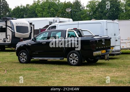 Pick-up Black Ford Ranger in edizione limitata parcheggiato su un campo erboso Saffron Walden, Essex, Regno Unito Foto Stock