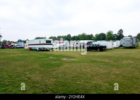 Roulotte e roulotte dietro le quinte di una fiera itinerante a Saffron Walden, Essex UK Foto Stock