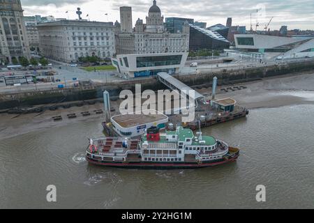 Un traghetto Mersey (MV Royal Iris) che arriva al molo di Pier Head a Liverpool, Inghilterra. Foto Stock
