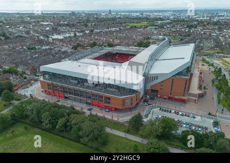 Veduta aerea di Anfield, lo stadio di casa del Liverpool FC, la squadra inglese di Premier League (EPL) accanto a Stanley Park, Liverpool, Regno Unito. Foto Stock