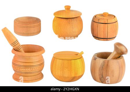 Pestello in legno, mortaio e scatole di spezie isolate su sfondo bianco. Foto Stock
