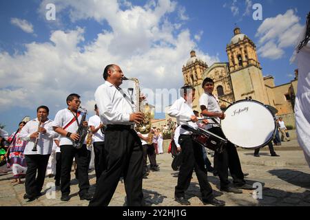 Oaxaca, Messico - 1 marzo. 2014: I musicisti suonano in una parata kwon come Calenda nella chiesa di Santo Domingo de Guzman Foto Stock