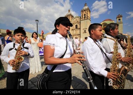 Oaxaca, Messico - 1 marzo. 2014: I musicisti suonano in una parata kwon come Calenda nella chiesa di Santo Domingo de Guzman Foto Stock