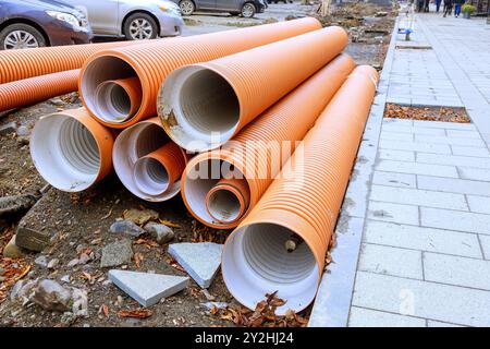 Tubi fognari in polietilene HDPE pronti per l'installazione Foto Stock