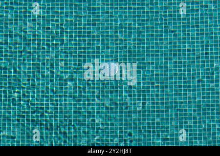 Scarico della piscina sul fondo della piscina. Foto Stock