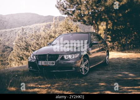 Bulgaria - 10 02 2024: Servizio fotografico grigio BMW serie 3 in montagna. Foto Stock