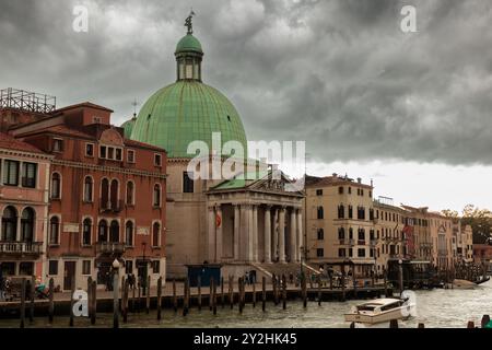 Vista della Chiesa di San Simeone piccolo e degli antichi edifici di Venezia sul Canal grande a cielo nuvoloso. Italia. Foto Stock