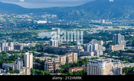 Tbilisi, Georgia, 20 agosto 2024: Una vista panoramica della città di Tbilisi catturata dalla monumentale Cronaca della Georgia. Foto Stock