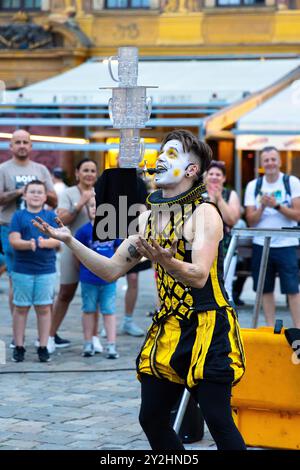 Street performer che bilancia i bicchieri nella piazza del mercato della città vecchia di Breslavia, Polonia Foto Stock
