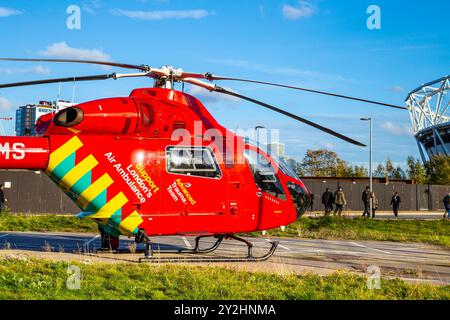 Londra Air Ambulance rosso stazionati in elicottero dalla stadium nel Queen Elizabeth Olympic Park, London, Regno Unito Foto Stock