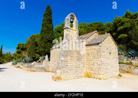 Chiesa di San Nicola, una cappella rustica medievale del XIII secolo sulla collina di Marjan, Spalato, Croazia Foto Stock