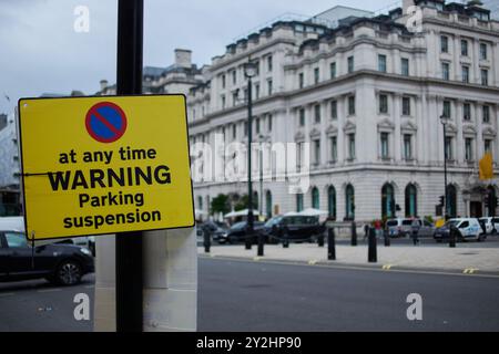 9 set 2024 - Londonuk: Cartello di sospensione parcheggio a westminster londra Foto Stock