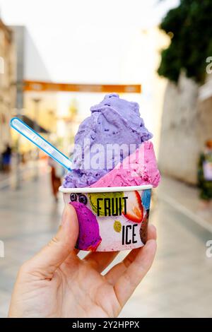 Gelato alla frutta di lavanda e drago al Bili San, Spalato, Croazia Foto Stock