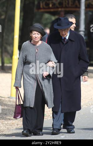 FOTO ARCHIVIO - Roma, 01 marzo 2015: (Archivio) Giorgio Napolitano, ex presidente della Repubblica Italiana, e sua moglie Clio, fanno colazione al tavolo nel bar di Villa Borghese, in inverno, e passeggiano per le strade di Villa Borghese a Roma. Giorgio Napolitano morì il 22 settembre 2023. (- - 2015-03-02, MARCO IACOBUCCI/ipa-agency.net) ps la foto può essere utilizzata rispettando il contesto in cui è stata scattata, e senza intento diffamatorio del decoro delle persone rappresentava solo uso editoriale Foto Stock